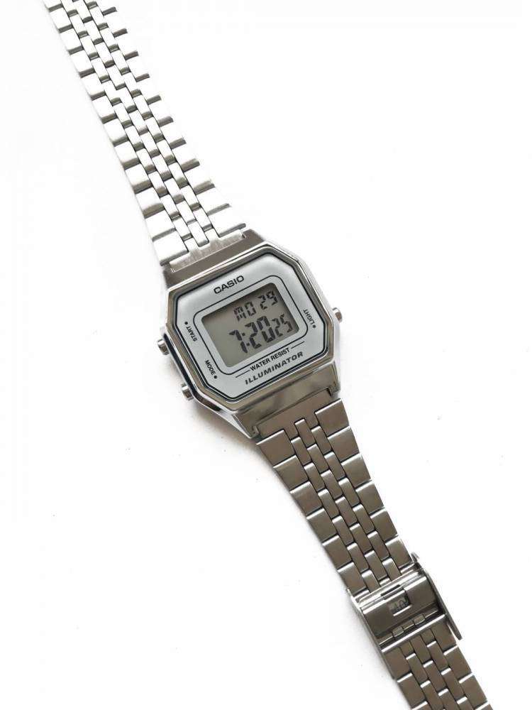 Casio LA680WA-7DF Montre Femme - Bracelet Argenté, Cadran Gris Élégant Et Résistante 100m